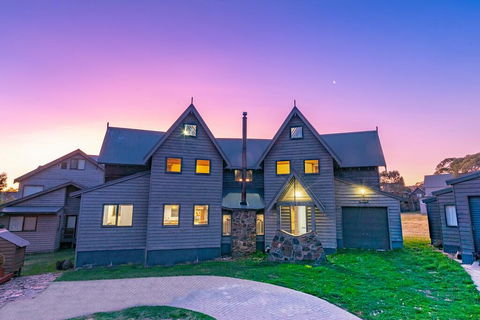 Banjo's Chalet, Alpine-getaways - Newcastle Accommodation 0