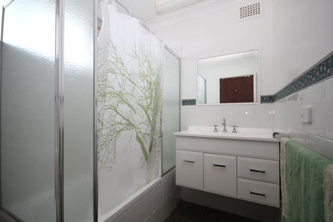 BEACHFRONT 3- 3/12 Bundella Ave LC - Newcastle Accommodation 2