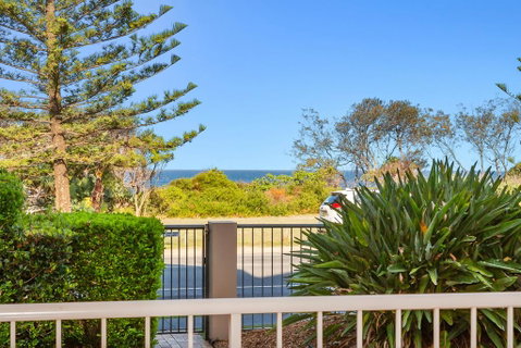 Beachfront On Marine - Newcastle Accommodation 2