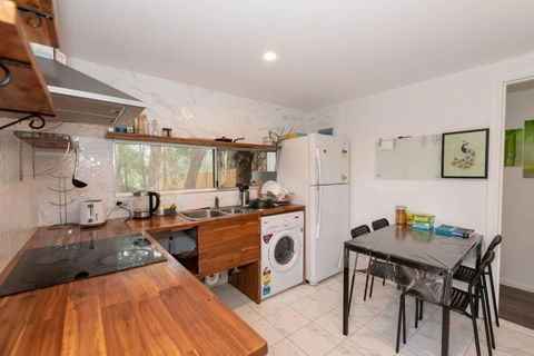 Relaxed Private Double Room In Carramar - Close To Station - Shared Bathroom - Newcastle Accommodation 3