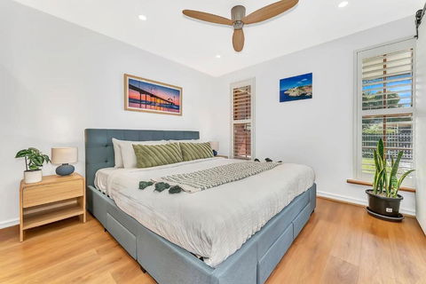 Redbrick Retreat - Generous Coastal Escape - Newcastle Accommodation 2