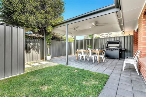 Redbrick Retreat - Generous Coastal Escape - Newcastle Accommodation 3