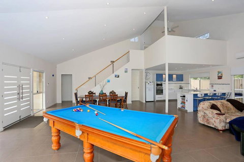 Relax At Falcon By The Bay - New Castle Tourism 0