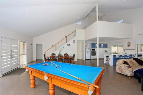 Relax At Falcon By The Bay - New Castle Tourism 1