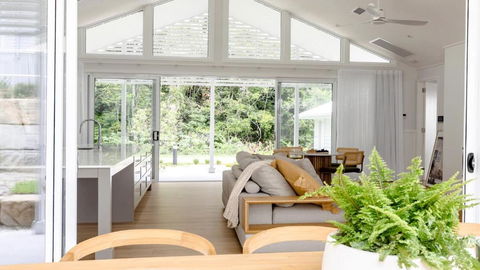 Resort Style Living With Pool, Tennis Court And Beach - Newcastle Accommodation 2