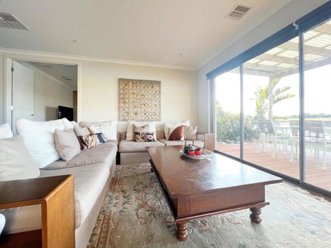 Retreat Andrew House - Newcastle Accommodation 3