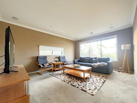 Retreat Andrew House - Newcastle Accommodation 0