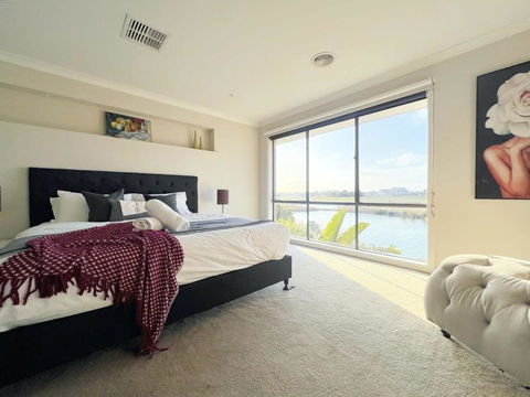 Retreat Andrew House - Newcastle Accommodation 1