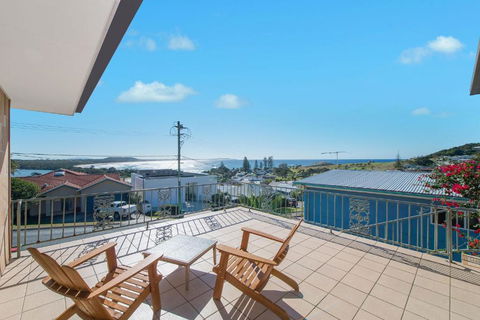 Retro Beach House - Newcastle Accommodation 0