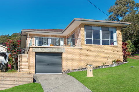Retro Beach House - Newcastle Accommodation 1