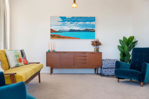 Retro Beach House - Newcastle Accommodation 2