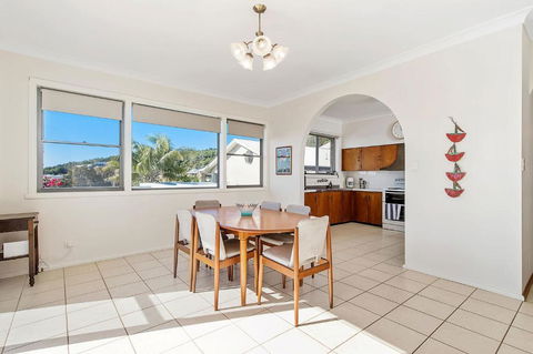 Retro Beach House - Newcastle Accommodation 3