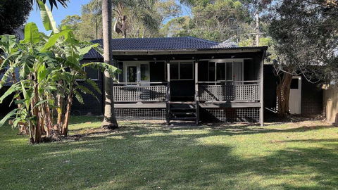 Retro Beach House - Macmasters Beach - Newcastle Accommodation 0