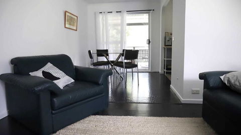 Retro Beach House - Macmasters Beach - Newcastle Accommodation 2