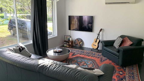 Retro Beach House - Macmasters Beach - Newcastle Accommodation 1