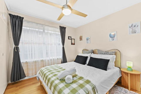 Retro Retreat - Mornington - New Castle Tourism 1