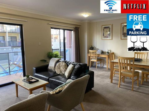 RIVERSIDE CITY VIEW PARKING NETFLIX WIFI WINE FREE - Newcastle Accommodation 0