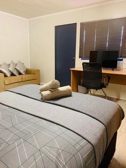 Riverside Hotel - New Castle Tourism 0