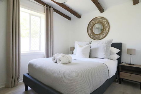Rustic Chic 200 Metres From CBD - New Castle Tourism 3