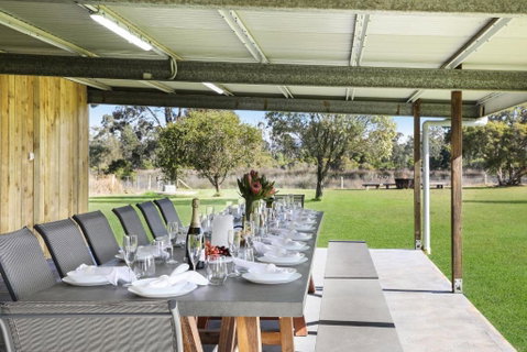 Roads End With Games Barn Ponies Alfresco Dining - Newcastle Accommodation 2