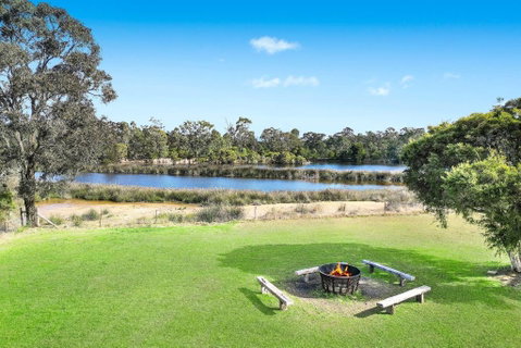Roads End With Games Barn Ponies Alfresco Dining - Newcastle Accommodation 3