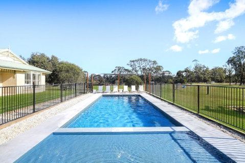 Roads End With Games Barn Ponies Alfresco Dining - Newcastle Accommodation 1