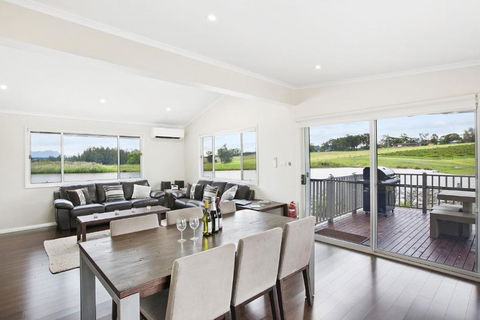 Romantic Lakehouse Set In A Private Vineyard In The Hunter Valley - Newcastle Accommodation 2