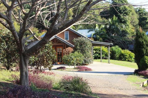 Romantic Lakeview Cottage - Newcastle Accommodation 0