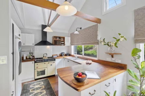 Romantic Lakeview Cottage - Newcastle Accommodation 2