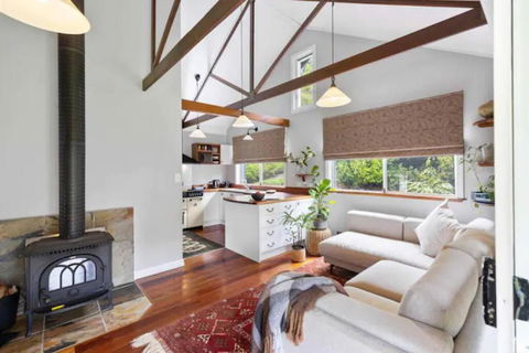 Romantic Lakeview Cottage - Newcastle Accommodation 3