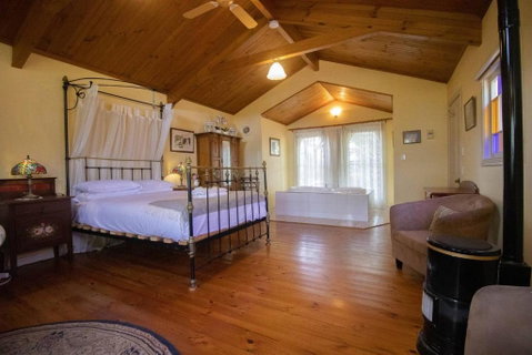 Rose Petal Cottage - Newcastle Accommodation 0
