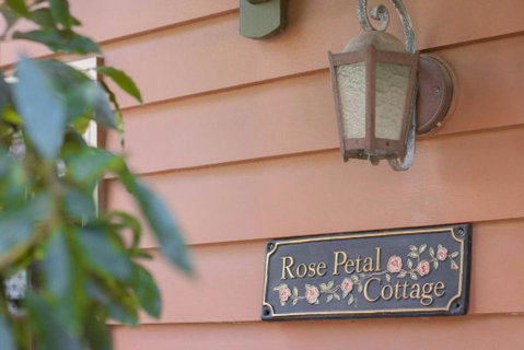 Rose Petal Cottage - Newcastle Accommodation 1