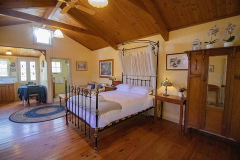 Rose Petal Cottage - Newcastle Accommodation 2