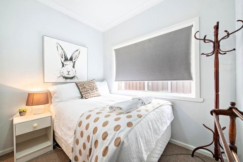 Rosewood Cottage - Stroll To Central, Cosy Escape - Newcastle Accommodation 2