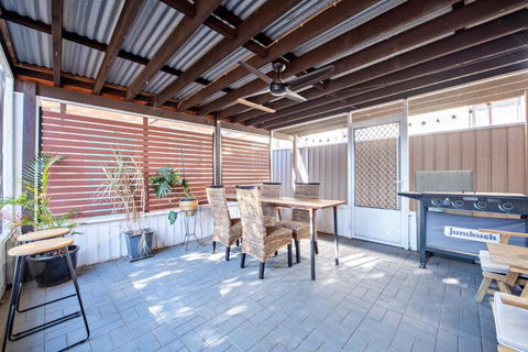 Rosewood Cottage - Stroll To Central, Cosy Escape - Newcastle Accommodation 3