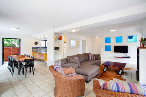 Ross Cres Spacious Private Beach House - New Castle Tourism 2