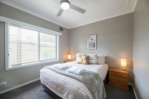 Roycox Cottage - Charming Escape, Fireplace - Newcastle Accommodation 1