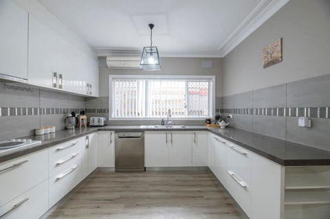 Roycox Cottage - Charming Escape, Fireplace - Newcastle Accommodation 2