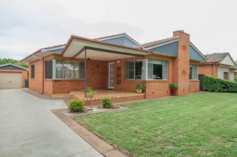 Roycox Cottage - Charming Escape, Fireplace - Newcastle Accommodation 3