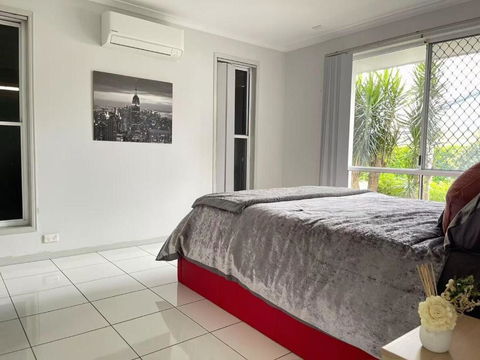 Runaway Bay Family Haven With 4beds - New Castle Tourism 3