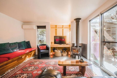 Runawaytomaleny - Newcastle Accommodation 2