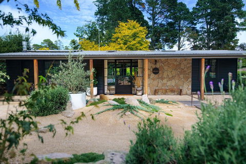 SABLE MAE Luxury Rustic Ranch - Newcastle Accommodation 1