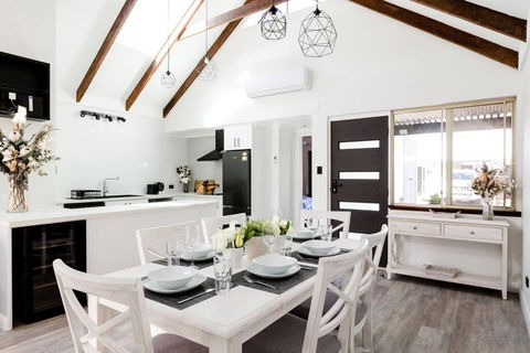 Salt & Pepper; Beautiful Town House In Margs! - New Castle Tourism 0