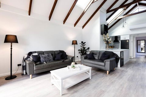 Salt & Pepper; Beautiful Town House In Margs! - New Castle Tourism 1