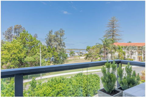 Salt & Sand Getaway - New Castle Tourism 0