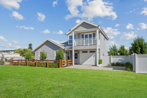 SALTAIR Beach House Right In Town - New Castle Tourism 0