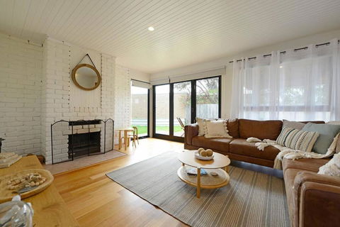 Salty Escape - Newcastle Accommodation 1