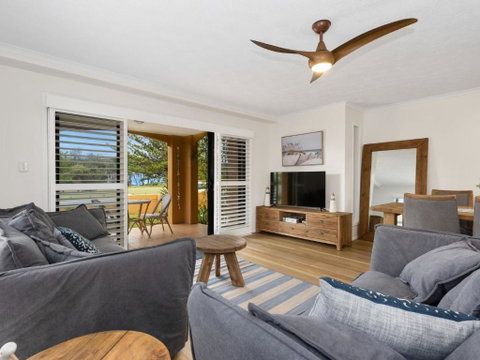 Salty Kisses On Marine Parade - Newcastle Accommodation 2