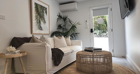 SALTY PALMS -Seaside Studio Apartment - New Castle Tourism 3