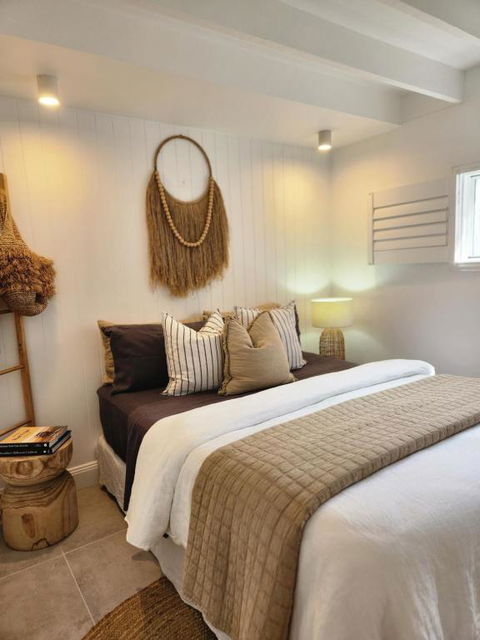 SALTY PALMS -Seaside Studio Apartment - New Castle Tourism 1